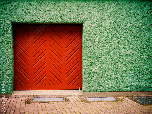 Bunte Garage und Hauwand photo