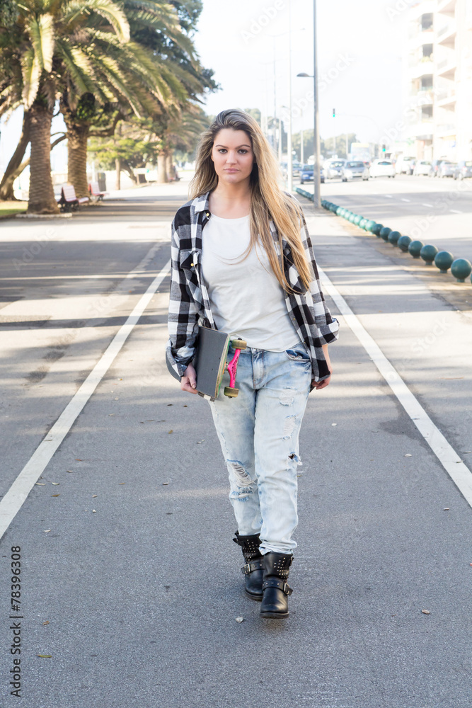 Obraz premium Beautiful Skateboarder