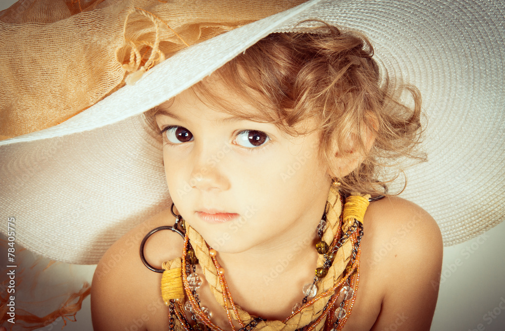 Foto Stock bella bambina con cappello | Adobe Stock