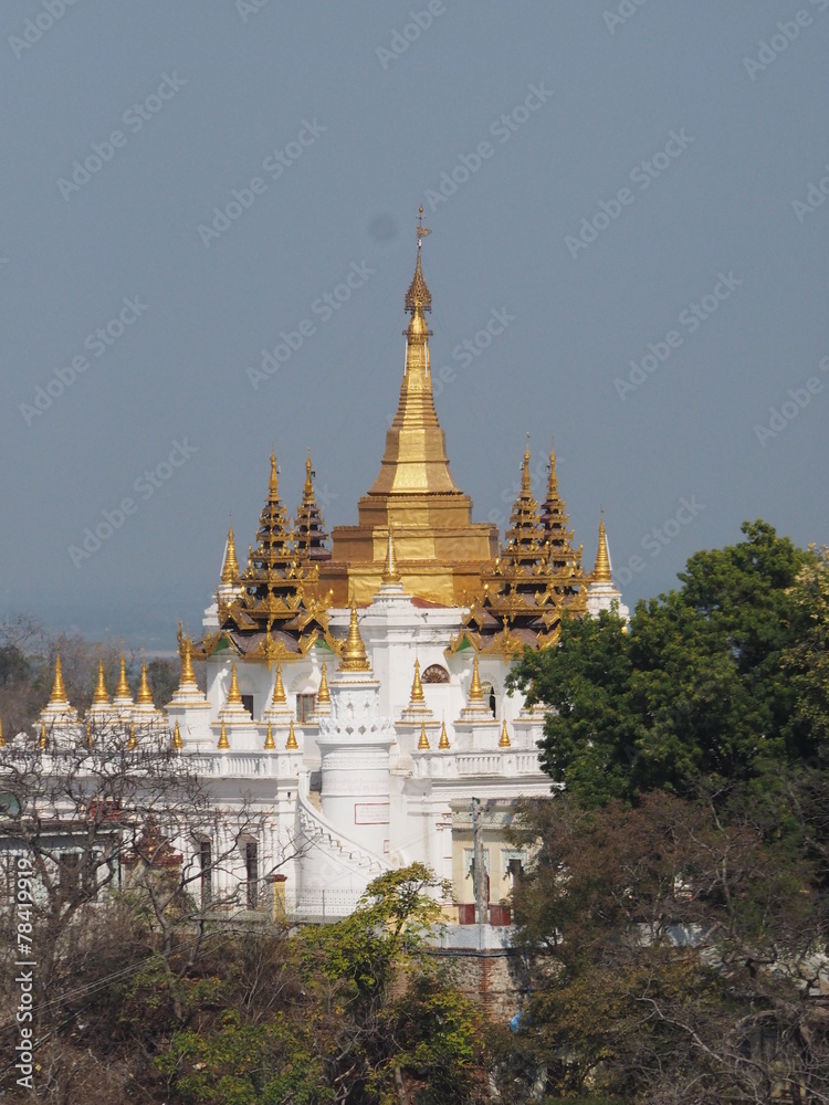 Fototapeta premium Pagoda budista en Sagaing, junto a Mandalay (Myanmar)