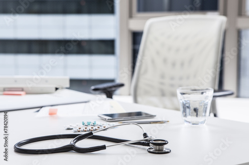 Cuadro en lienzo Stethoscope placed on the desk