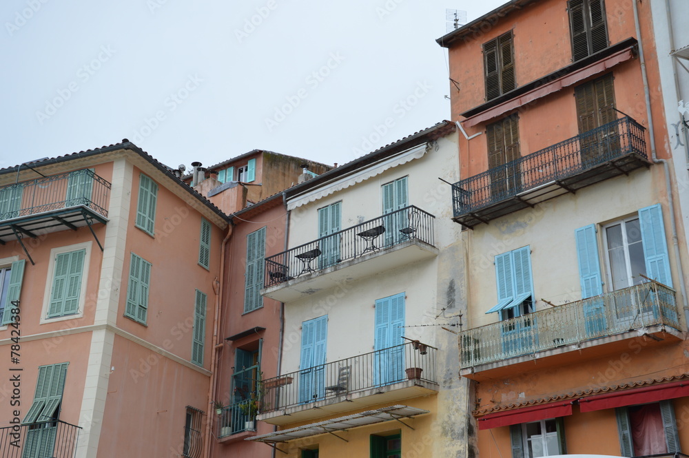 Balkone an bunten Häusern