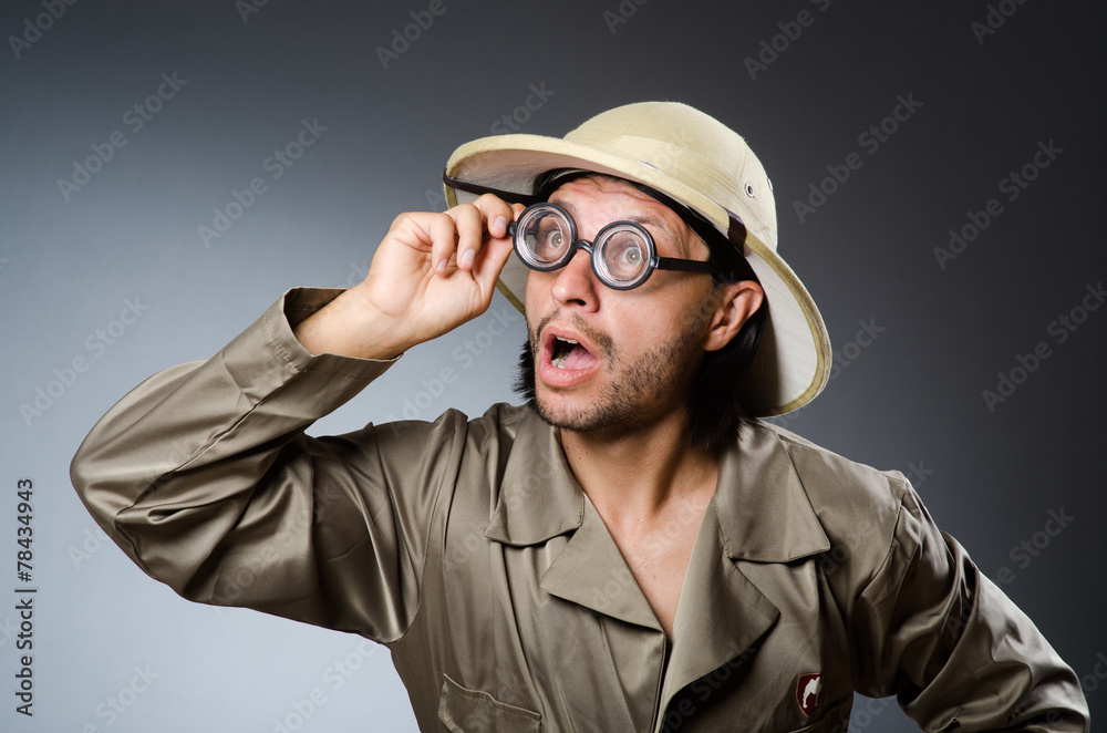 Obraz premium Funny safari hunter against background