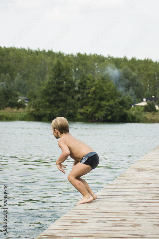 chłopiec skacze do wody - obrazy, fototapety, plakaty 