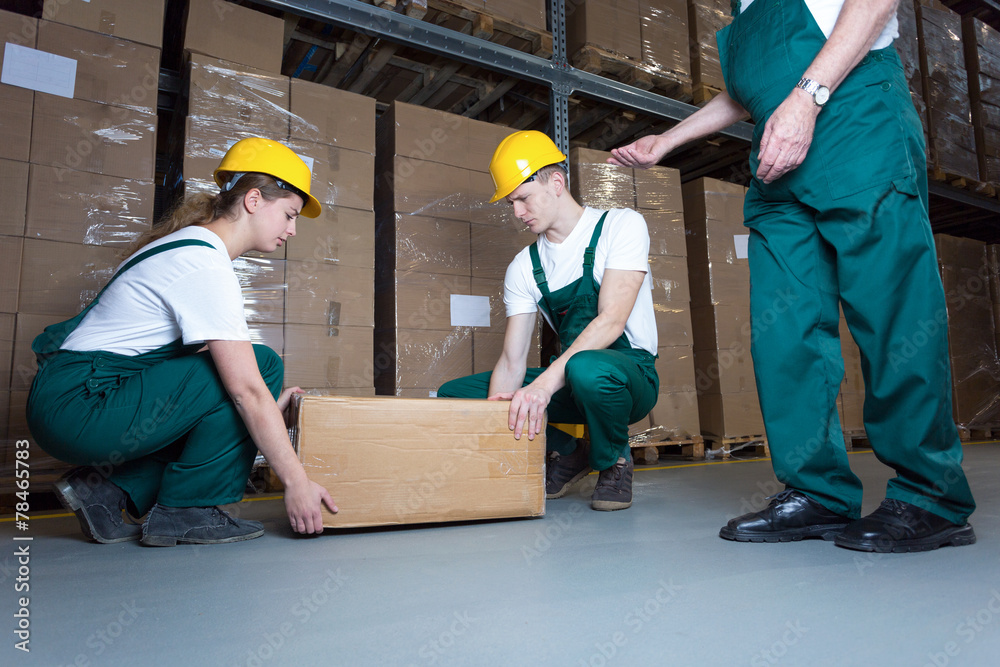 © Photographee.eu - Lifting the box