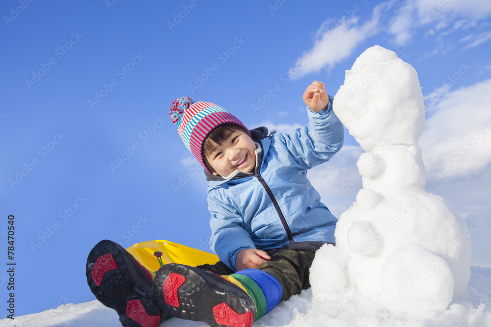 雪遊びする子供