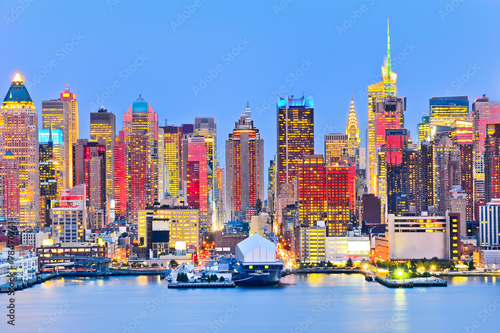 Obraz premium Manhattan skyline with red sunlight reflection