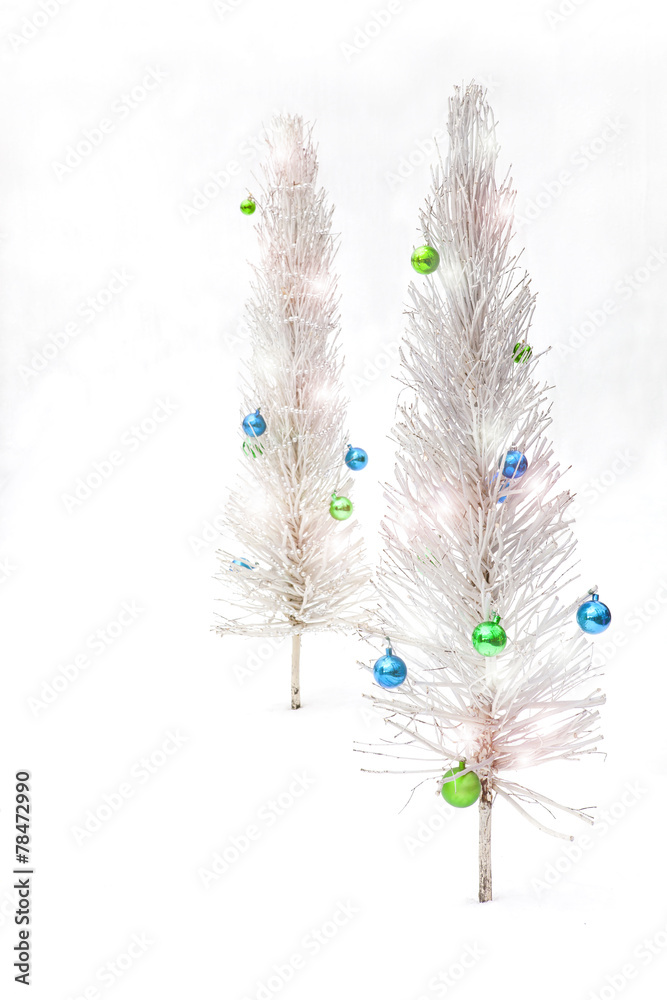 Naklejka premium 白いクリスマスツリー