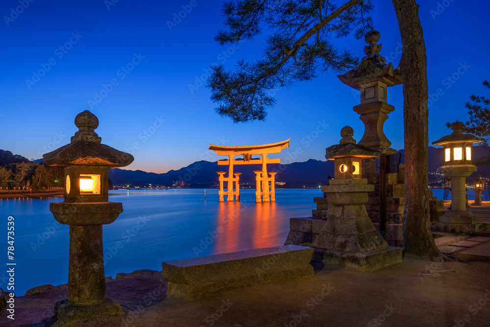 Obraz premium Świątynia Itsukushima w Miyajima w Japonii
