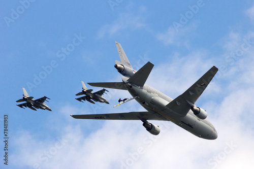 Obraz na plátne Fighter jets and tanker plane