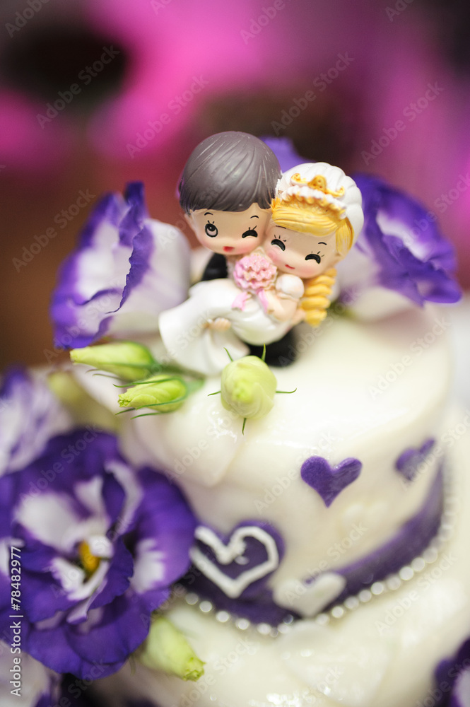 Fototapeta premium Wedding cake decorated with beautiful violet flowers.