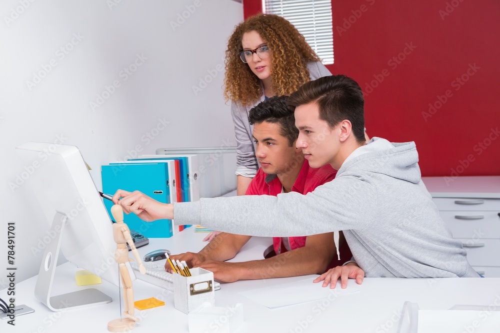 Obraz premium Students working together on computer