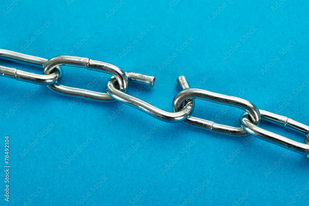 Obraz premium Broken Silver Chain