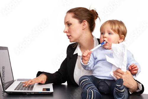 Mutter und Kind bei der Arbeit Serienbild 7