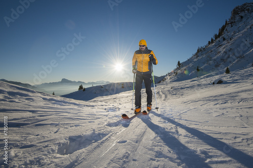 Scialpinista all'alba verso la vetta