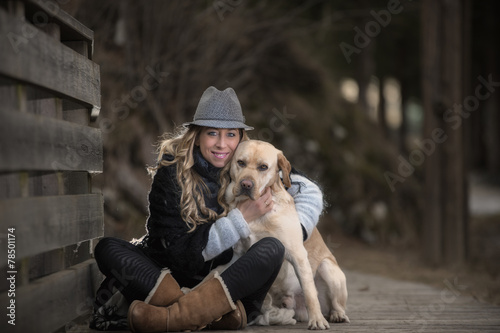 Ritratto di ragazza felice con Labrador retriever biondo