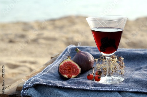 red wine ont the beach - picnic in Scandinavian style