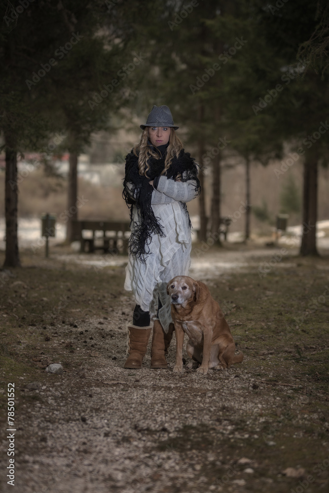 Ritratto di ragazza felice con Labrador retriever biondo