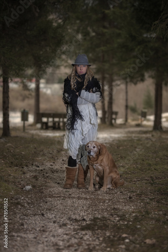 Obraz na płótnie Ritratto di ragazza felice con Labrador retriever biondo w salonie