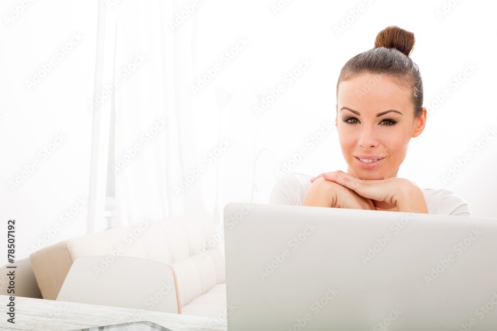 Am Laptop arbeiten Am Laptop arbeiten