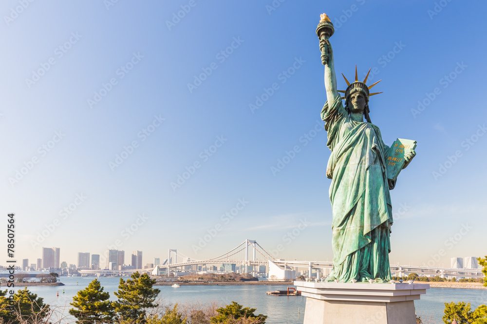 Fototapeta premium Lady Liberty zestawiona z Rainbow Bridge w Tokio w Japonii.