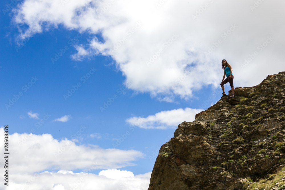 Ragazza sulla vetta della montagna