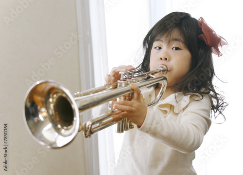 トランペットを吹く女の子 Stock 写真 Adobe Stock トランペットを吹く女の子 Stock 写真 Adobe Stock