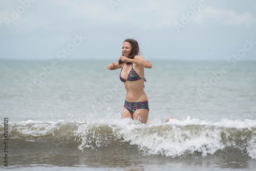 jeune fille sautant dans les vagues - Pacifique