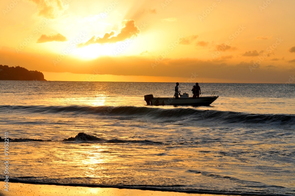 Obraz premium Boat at sunset