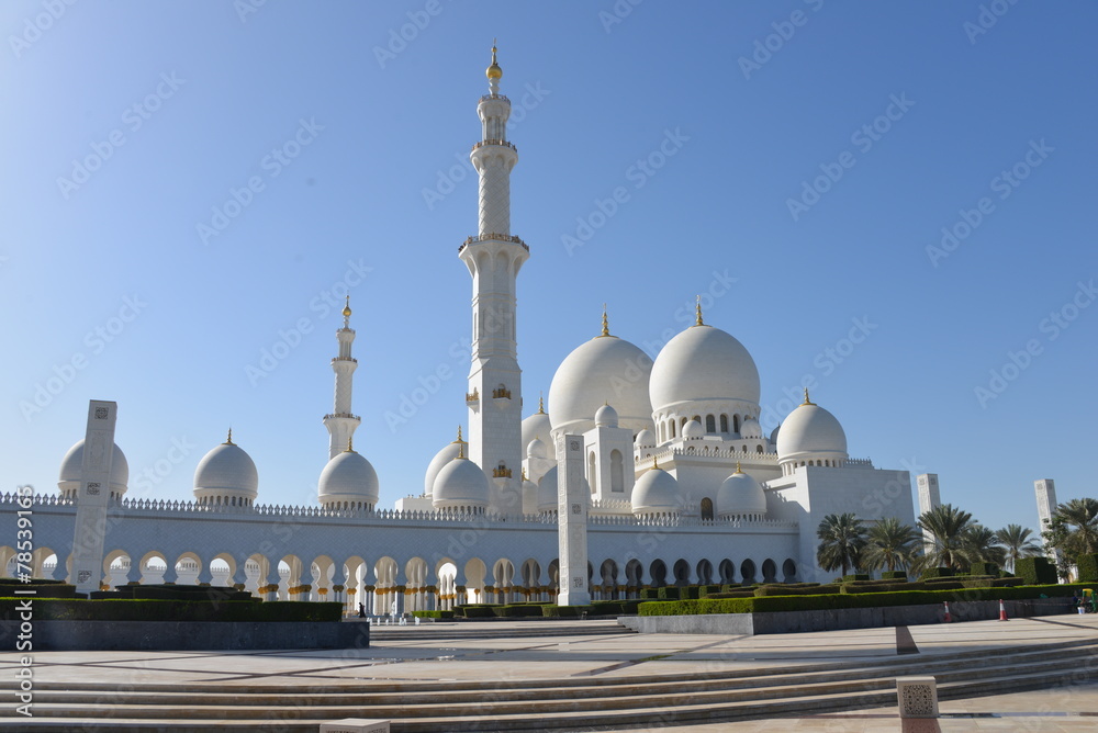 Naklejka premium Grand mosque clear blue sky in Abu Dhabi