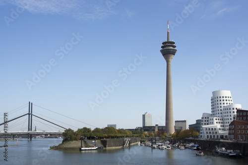 Im Düsseldorfer Medienhafen - Blick auf den Rheinturm