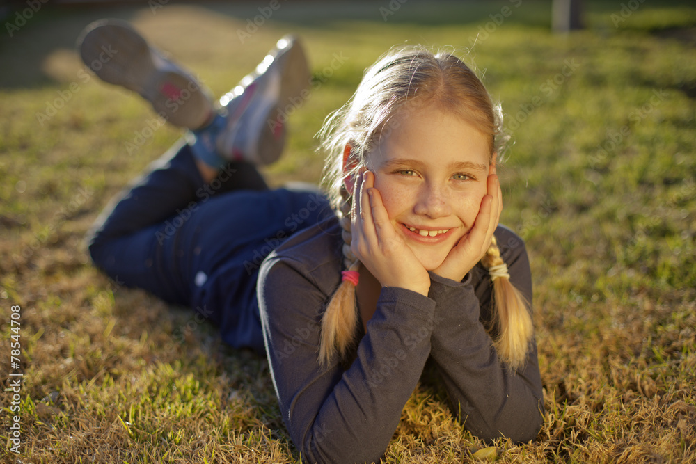 Ni A Rubia Con Trenzas En El Jard N Stock Photo Adobe Stock