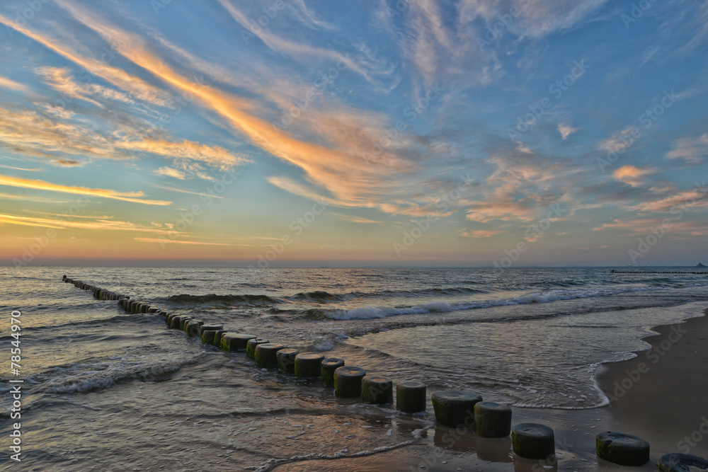 Fototapeta premium Meer mit Bunen blauen Himmel kurz vor Sonnenaufgang