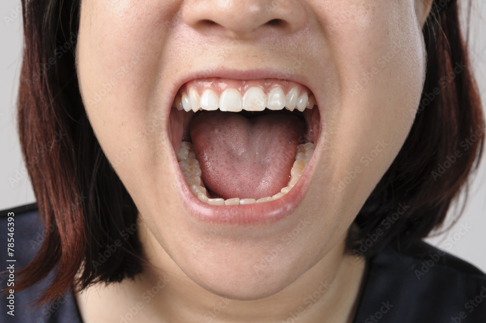 Naklejka premium Woman showing healthy tooth