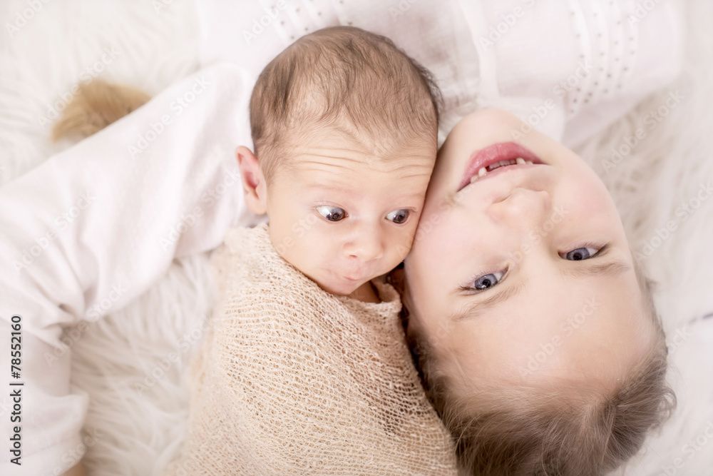 Große Schwester mit Baby von oben Große Schwester mit Baby von oben