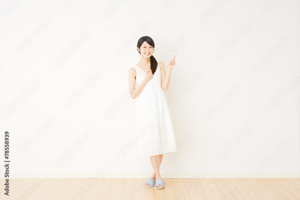 部屋で指差す女性 部屋で指差す女性