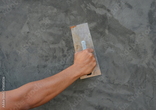 Foto plasterer concrete worker at wall of house construction