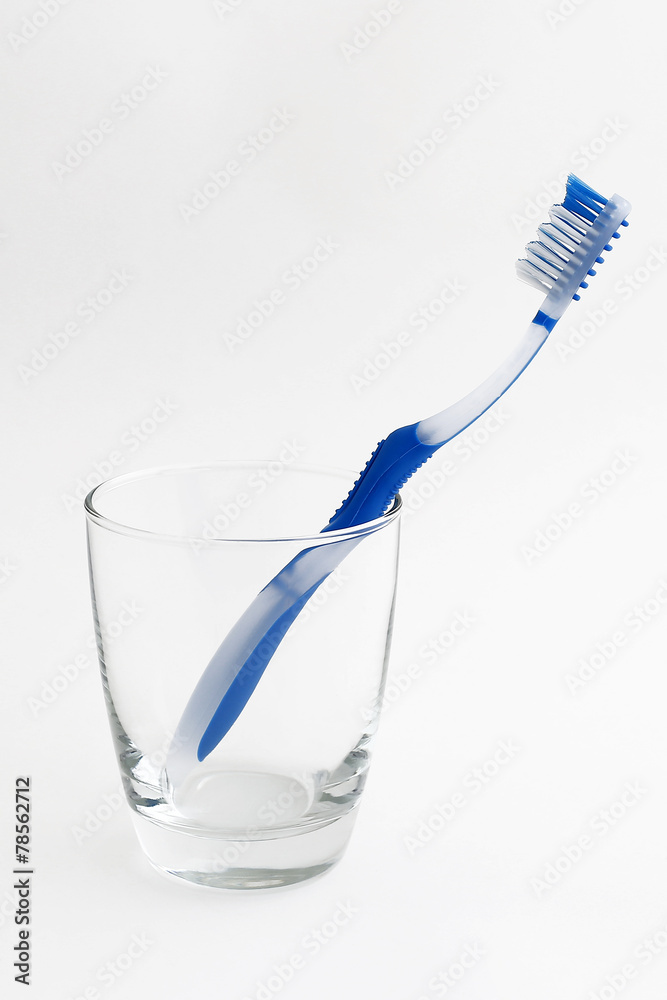 blaue Zahnbürste im Glas