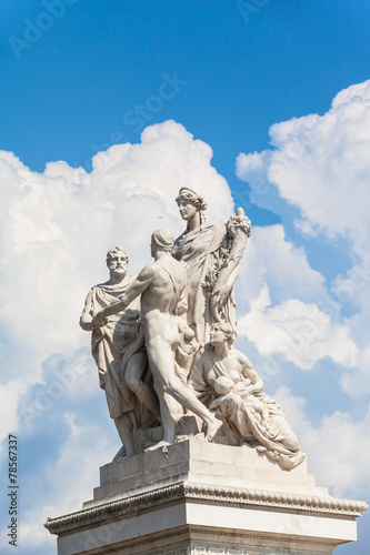 The statue in front of Monumento nazionale a Vittorio Emanuele I © Peter Stein