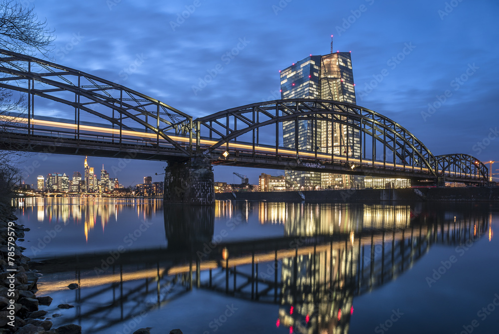 Deutschherrnbrücke mit Skyline und Neubau der EZB