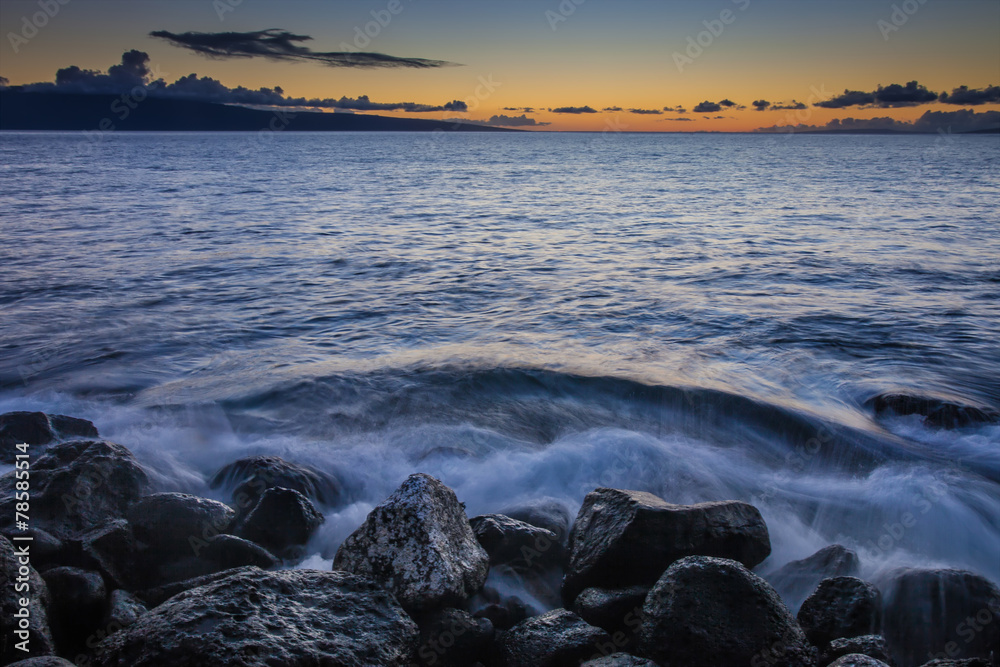 Naklejka premium Crashing Waves on Beach