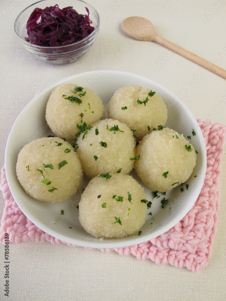 Kartoffelknödel mit Rotkraut