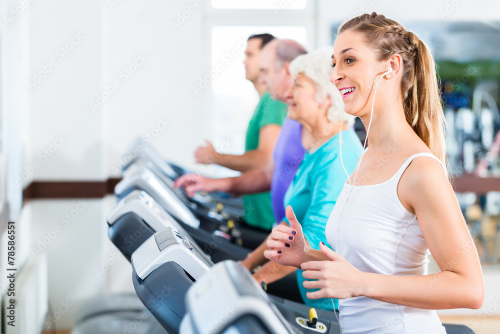 Gruppe mit Senioren bei Laufband Fitness Sport Gruppe mit Senioren bei Laufband Fitness Sport