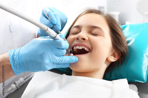 Leczenie ubytku w z  bie dziecko u stomatologa