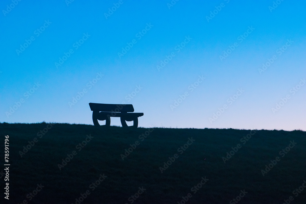 Parkbank am blauen Himmel Parkbank am blauen Himmel