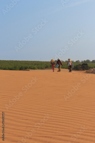 Mui Ne Sight : Red Sand Dune with 3 people
