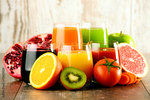 Fototapet Glasses of fresh organic vegetable and fruit juices