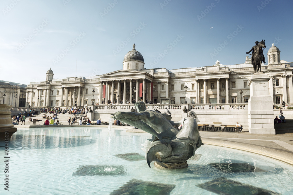 London, fountain on the Trafalgar Square - obrazy, fototapety, plakaty 