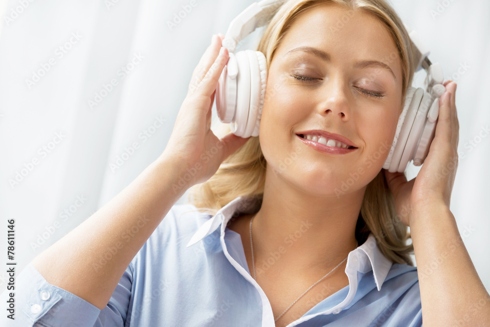 Naklejka premium Immersed into music