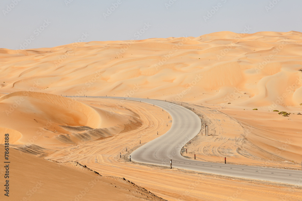 Obraz premium Road through the desert in Liwa Oasis area, Abu Dhabi